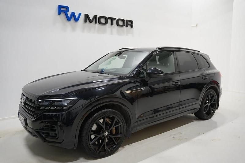 Svart Begagnad 2020 VW Touareg R SUV | 559 800 kr (Marknadspris) - Bild 1/4