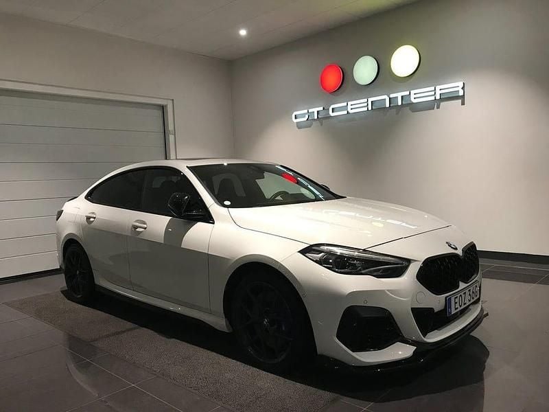 Begagnad BMW M235 M Performance 306 HK (225 kW) 2020 Vit/svart läder Sedan
