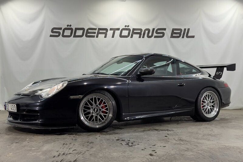 Svart Begagnad 2002 Porsche 911 Carrera | 579 900 kr - Bild 1/4