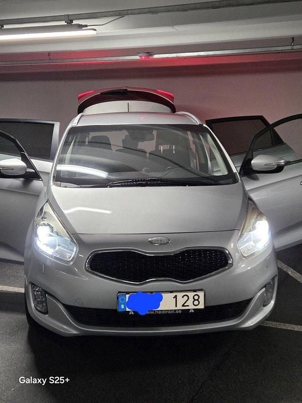 Grå Begagnad 2014 Kia Carens Minibuss | 60 800 kr (Marknadspris) - Bild 1/4
