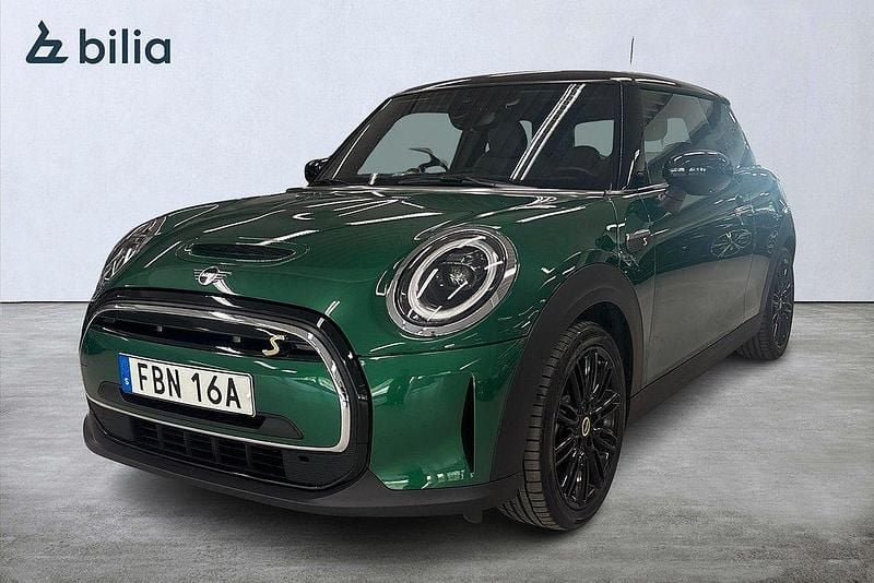 Grön Begagnad 2022 Mini Cooper Essential Halvkombi | 214 900 kr (Marknadspris) - Bild 1/3