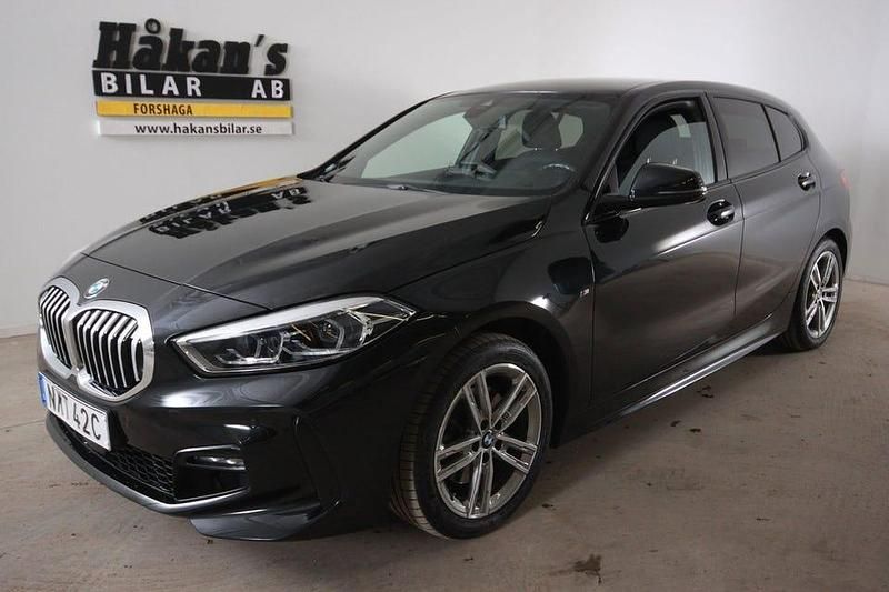 Svart Begagnad 2020 BMW 118 M Sport Halvkombi | 259 500 kr (Lite dyr) - Bild 1/4