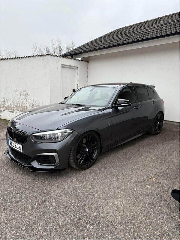 Grå Begagnad 2019 BMW M140 M Sport Halvkombi | 355 000 kr (Bra pris) - Bild 1/4