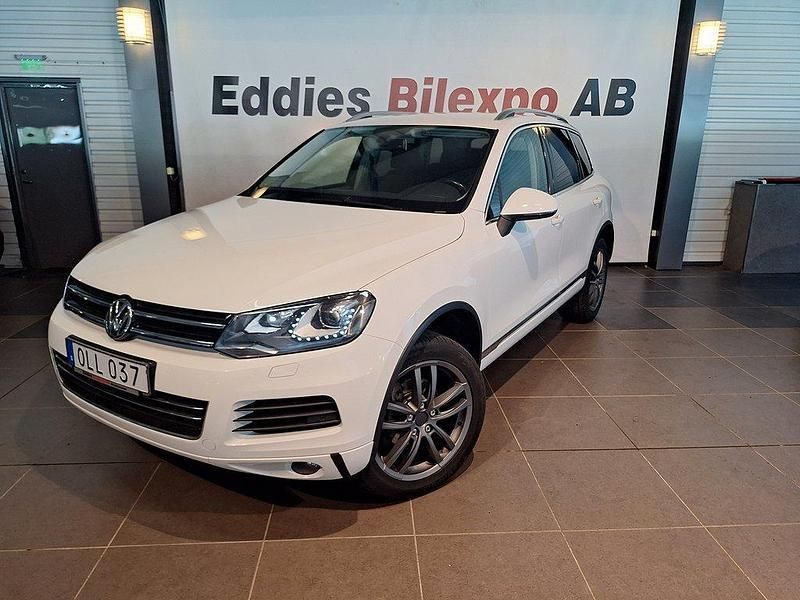 Vit Begagnad 2013 VW Touareg SUV | 149 900 kr (Lite dyr) - Bild 1/4