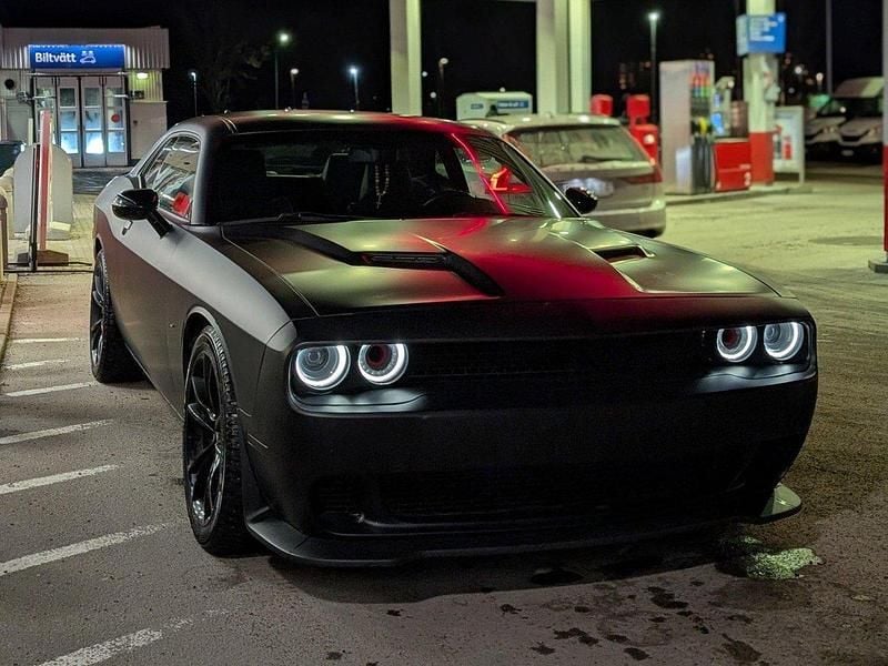 Silver Begagnad 2018 Dodge Challenger Sportkupé | 299 000 kr - Bild 1/4