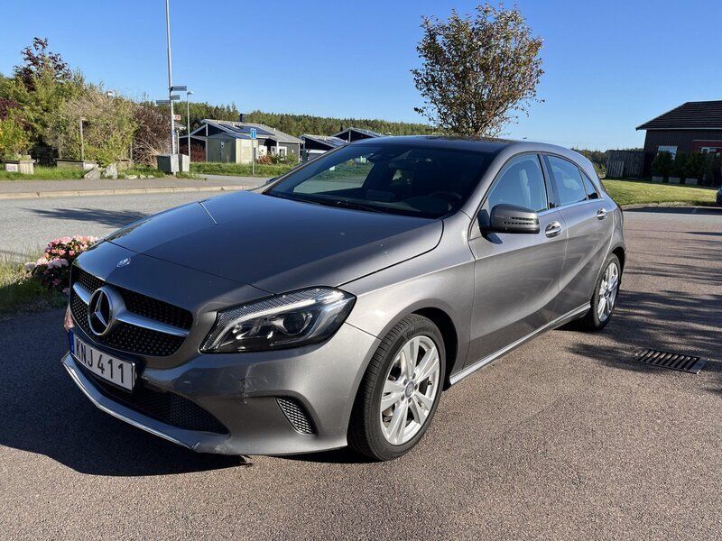 Grå Begagnad 2017 Mercedes A180 Halvkombi | 147 000 kr (Bra pris) - Bild 1/4
