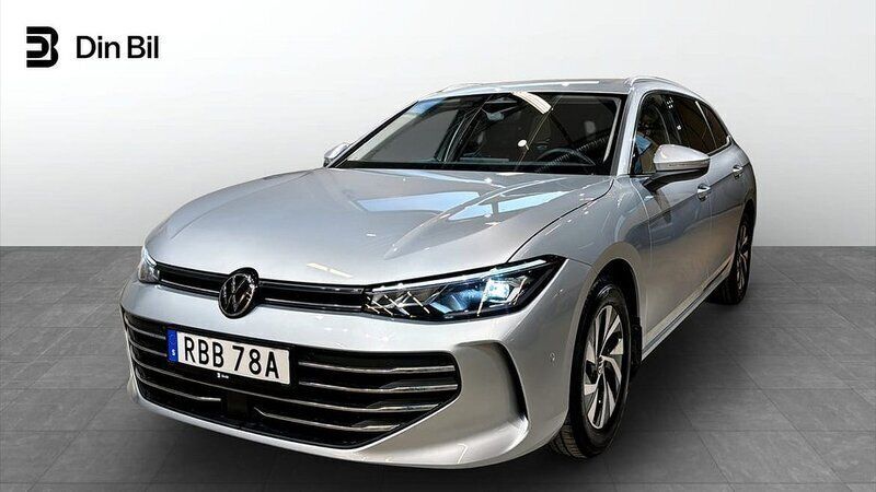 Silver (oyster silver metallic) Begagnad 2024 VW Passat Business Kombi | 359 900 kr (Lite dyr) - Bild 1/4