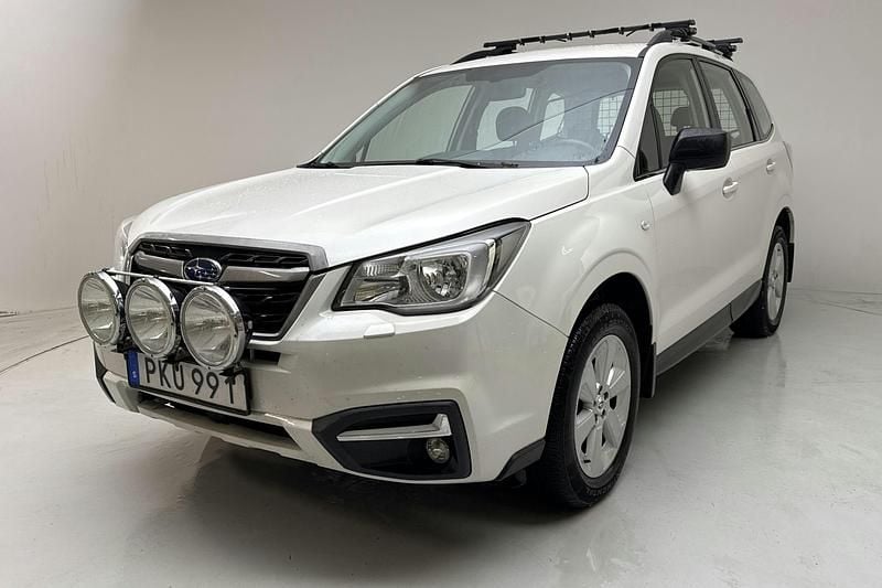 Vit Begagnad 2017 Subaru Forester SUV | 129 000 kr (Marknadspris) - Bild 1/4