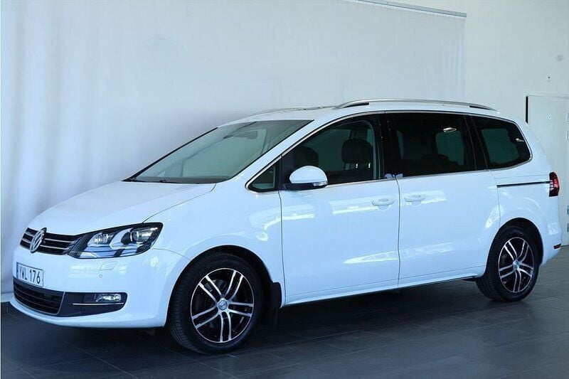 Vit Begagnad 2017 VW Sharan Minibuss | 249 900 kr (Marknadspris) - Bild 1/4