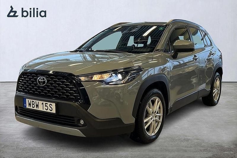 Grå Begagnad 2024 Toyota Corolla Cross Active SUV | 339 900 kr (Marknadspris) - Bild 1/3