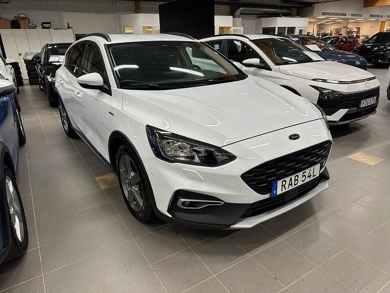 Vit Begagnad 2019 Ford Focus Active Halvkombi | 176 900 kr (Marknadspris) - Bild 1/4