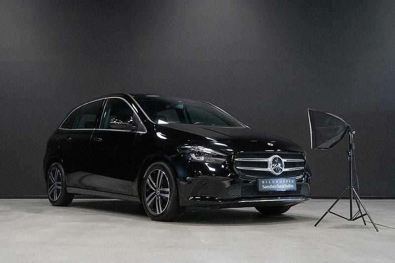 Svart Begagnad 2021 Mercedes B250e Advantage Minibuss | 325 000 kr (Marknadspris) - Bild 1/4