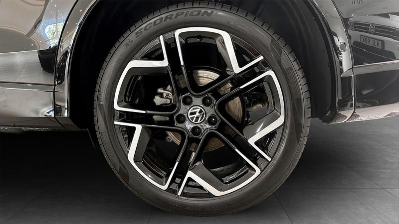 Svart Ny 2025 VW Tiguan R-line SUV | 663 700 kr - Bild 1/4