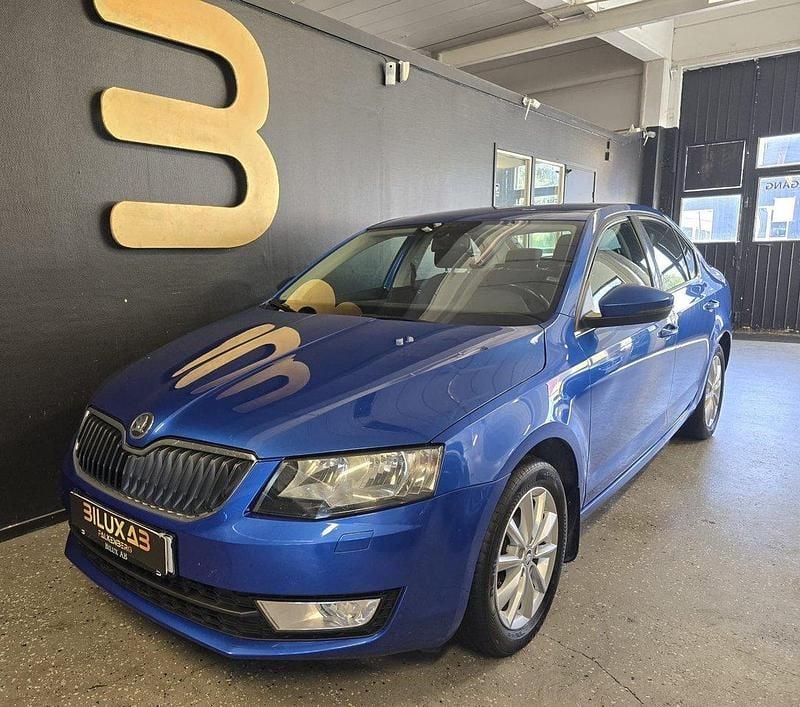 Blå Begagnad 2013 Skoda Octavia Ambition Halvkombi | 97 900 kr (Marknadspris) - Bild 1/4