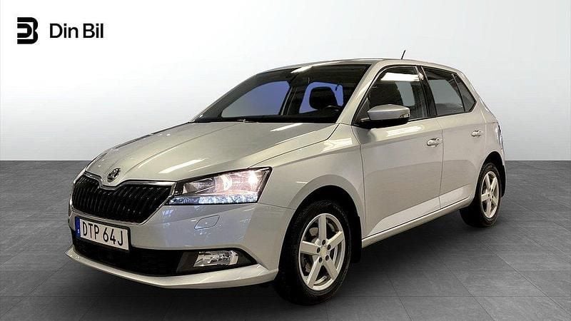 Silver (brilliant silver metallic) Begagnad 2019 Skoda Fabia Style Halvkombi | 134 900 kr (Marknadspris) - Bild 1/4