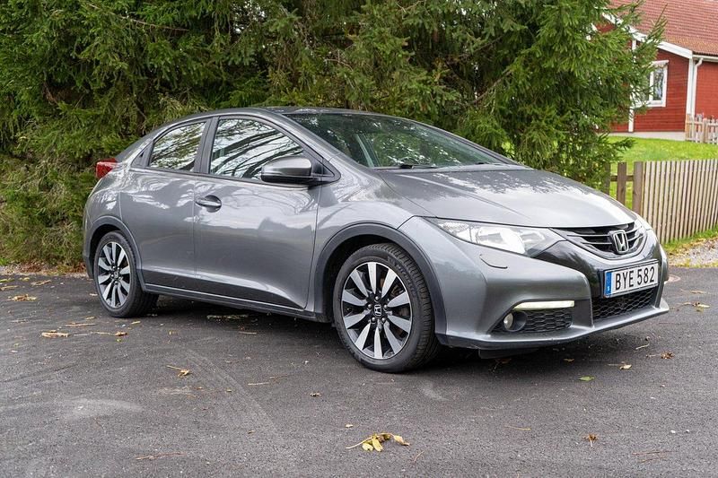 Grå Begagnad 2014 Honda Civic Halvkombi | 65 000 kr (Bra pris) - Bild 1/4
