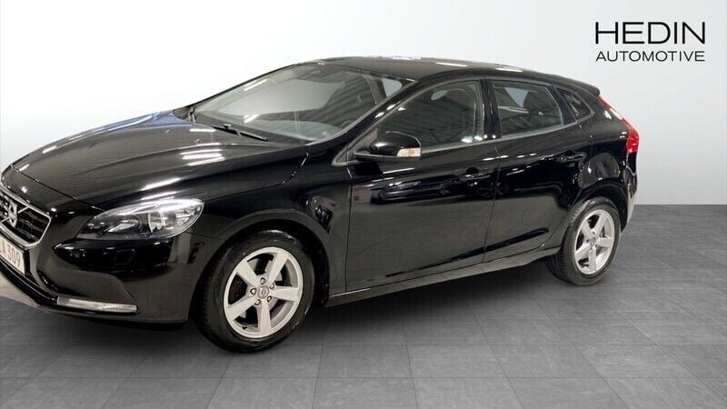 Svart (black) Begagnad 2014 Volvo V40 Kinetic Kombi | 145 900 kr (Marknadspris) - Bild 1/4