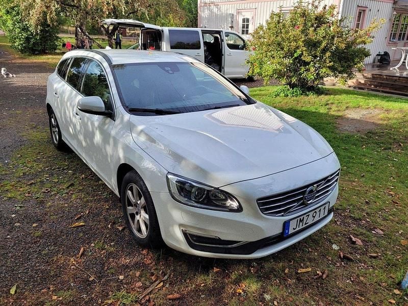 Vit Begagnad 2017 Volvo V60 Momentum Kombi | 150 000 kr (Marknadspris) - Bild 1/4