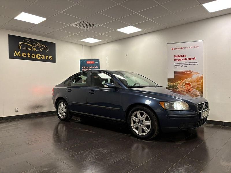 Blå Begagnad 2006 Volvo S40 Kinetic Sedan | 29 900 kr (Marknadspris) - Bild 1/4