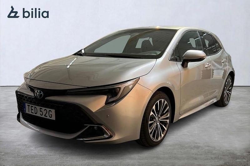 Silver Begagnad 2024 Toyota Corolla Hybrid Style Halvkombi | 299 900 kr - Bild 1/3