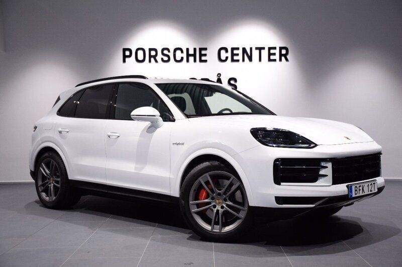 Vit (white) Begagnad 2024 Porsche Cayenne S E-Hybrid SUV | 1 225 000 kr - Bild 1/3