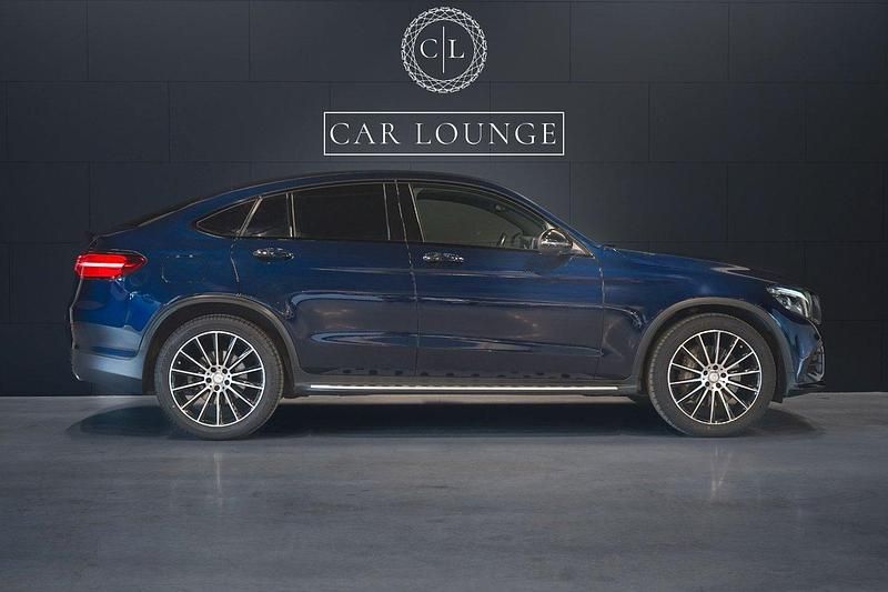 Mörkblå (cavansitblå metallic) Begagnad 2016 Mercedes GLC220 Sportkupé | 315 000 kr (Marknadspris) - Bild 1/4