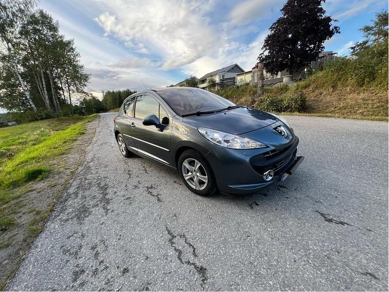 Grå Begagnad 2007 Peugeot 207 GT Halvkombi | 35 000 kr (Marknadspris) - Bild 1/3