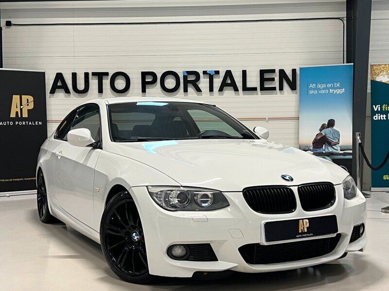 Vit Begagnad 2010 BMW 320 M Sport Sportkupé | 128 900 kr (Dyr) - Bild 1/4