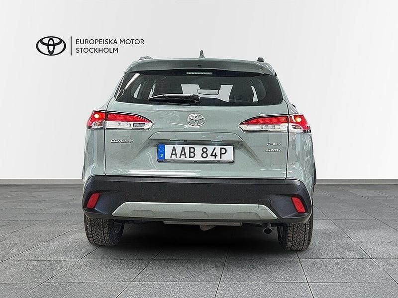 Begagnad Toyota Corolla Cross Active 197 HK (144 kW) 2024 Grön SUV