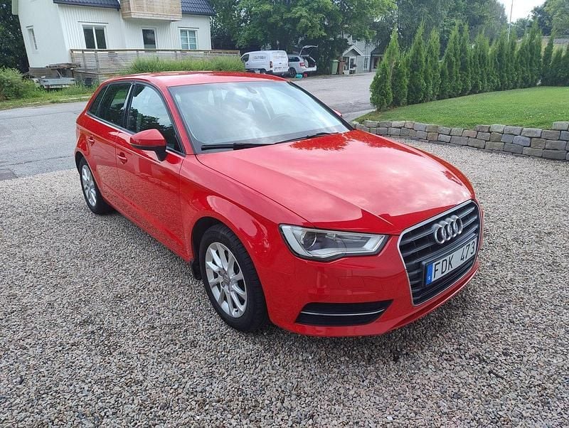 Röd Begagnad 2014 Audi A3 Sportback Attraction Halvkombi | 115 000 kr (Bra pris) - Bild 1/4