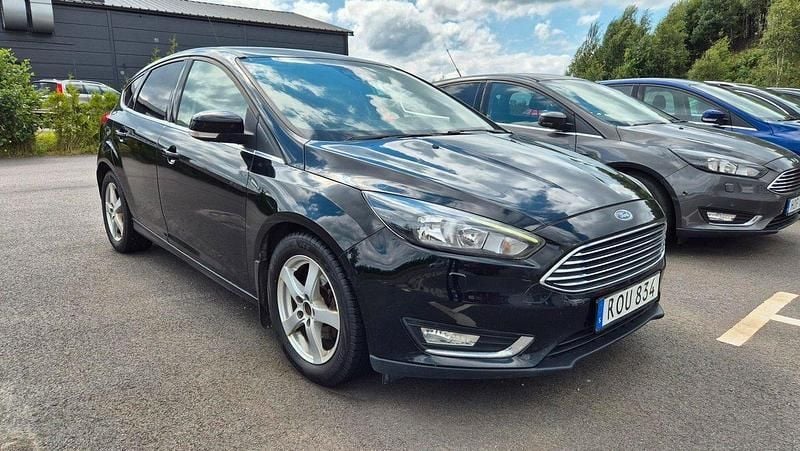 Svart Begagnad 2016 Ford Focus Titanium Halvkombi | 59 900 kr (Marknadspris) - Bild 1/4