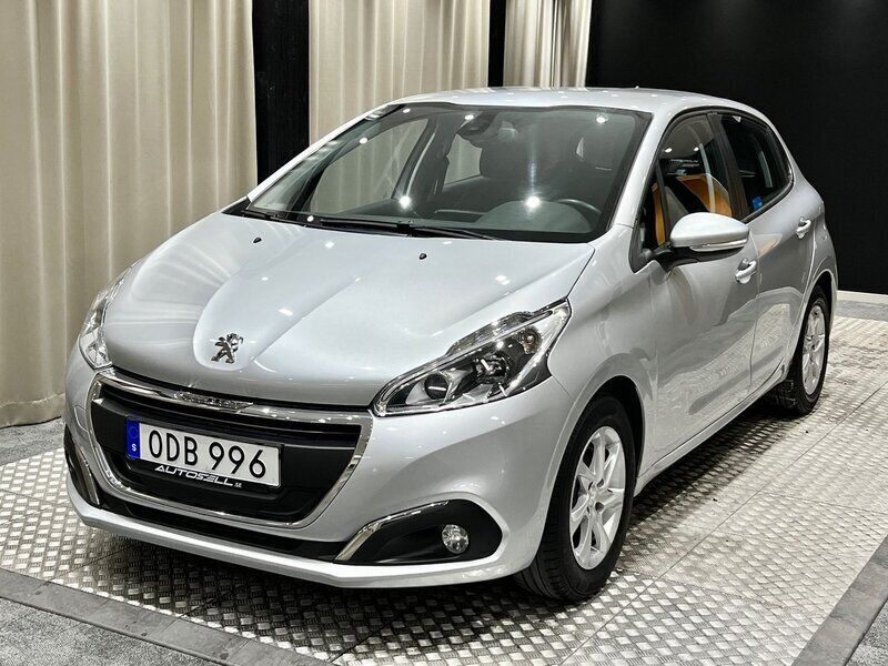 Ljusgrå Begagnad 2016 Peugeot 208 Halvkombi | 84 900 kr (Marknadspris) - Bild 1/4
