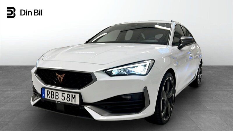 Vit (nevada white metallic) Begagnad 2024 Cupra Leon VZ Kombi | 319 900 kr (Superpris) - Bild 1/4