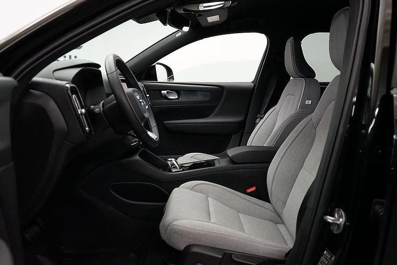 Begagnad Volvo XC40 Core 169 kW (231 HK) 2022 Svart SUV