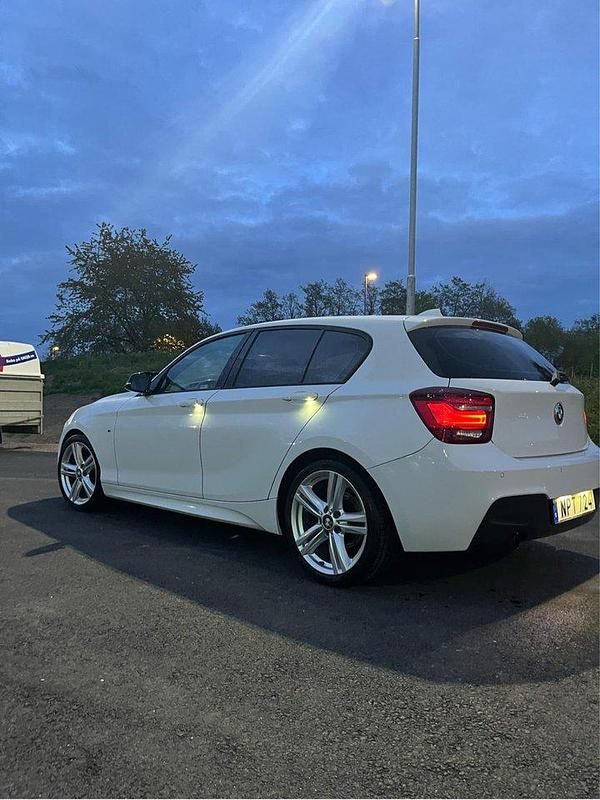 Vit Begagnad 2015 BMW 116 M Sport Halvkombi | 125 000 kr (Bra pris) - Bild 1/4