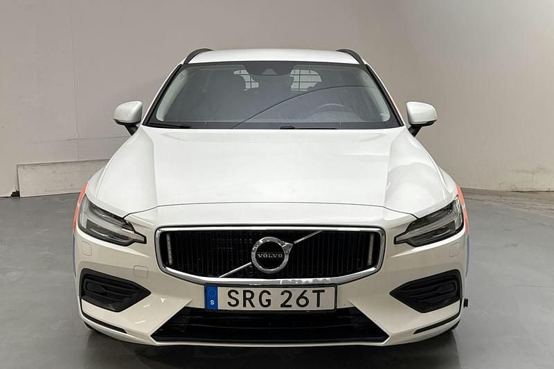 Begagnad Volvo V60 Momentum 190 HK (139 kW) 2020 Vit Kombi
