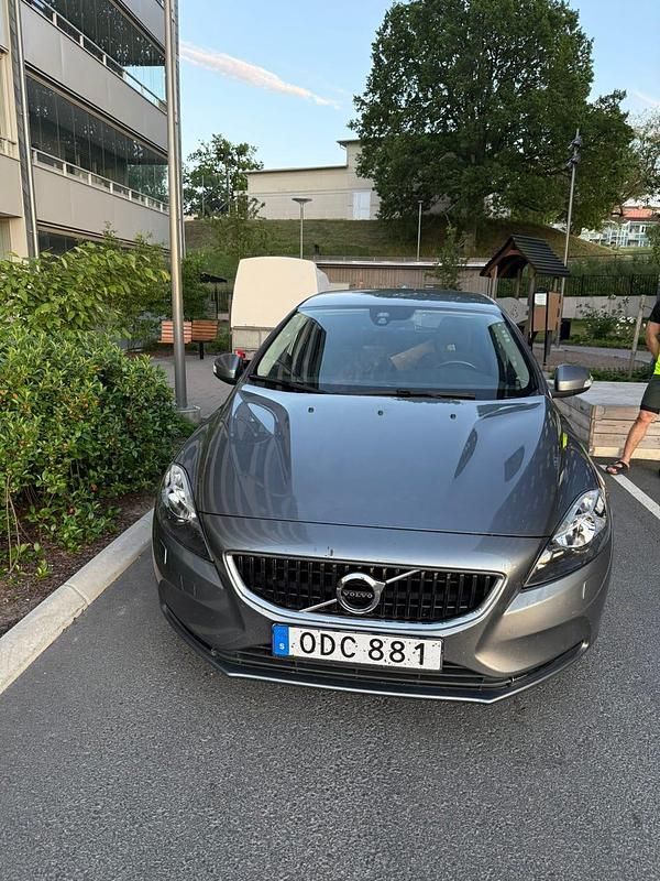 Begagnad 2017 Volvo V40 Halvkombi | 130 000 kr (Bra pris) - Bild 1/4