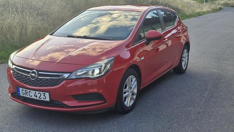 Röd Begagnad 2016 Opel Astra Enjoy Halvkombi | 110 000 kr (Marknadspris) - Bild 1/4