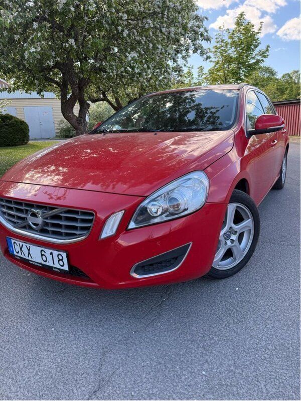 Röd Begagnad 2013 Volvo V60 Momentum Kombi | 75 000 kr (Bra pris) - Bild 1/4
