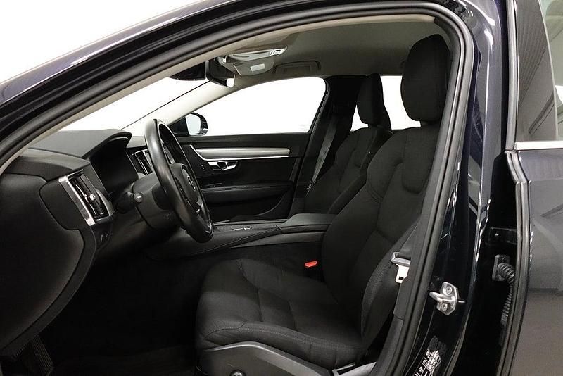 Begagnad Volvo V90 Momentum 190 HK (139 kW) 2018 Mörkblå (blå) Kombi