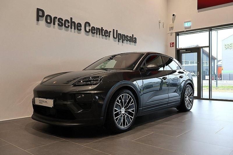 Grå Begagnad 2024 Porsche Macan SUV | 935 000 kr (Lite dyr) - Bild 1/4