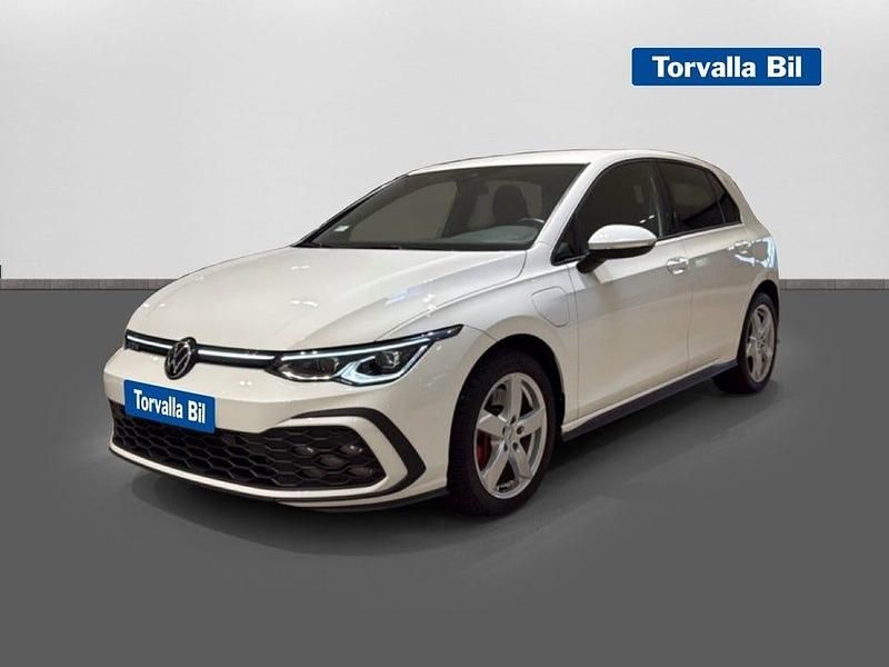 Pure white Begagnad 2020 VW Golf VIII GTE Halvkombi | 289 900 kr (Dyr) - Bild 1/3