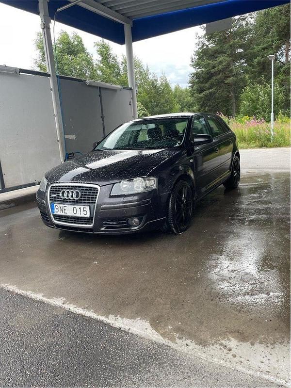 Grå Begagnad 2005 Audi A3 Sportback Comfort Halvkombi | 53 000 kr (Lite dyr) - Bild 1/4