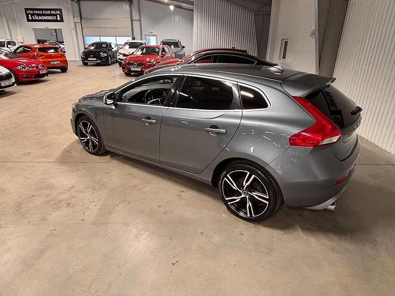 Begagnad Volvo V40 R-Design 150 HK (110 kW) 2019 Grå metallic Halvkombi