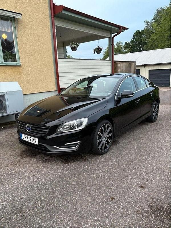 Svart Begagnad 2015 Volvo S60 Summum Sedan | 129 000 kr (Bra pris) - Bild 1/4