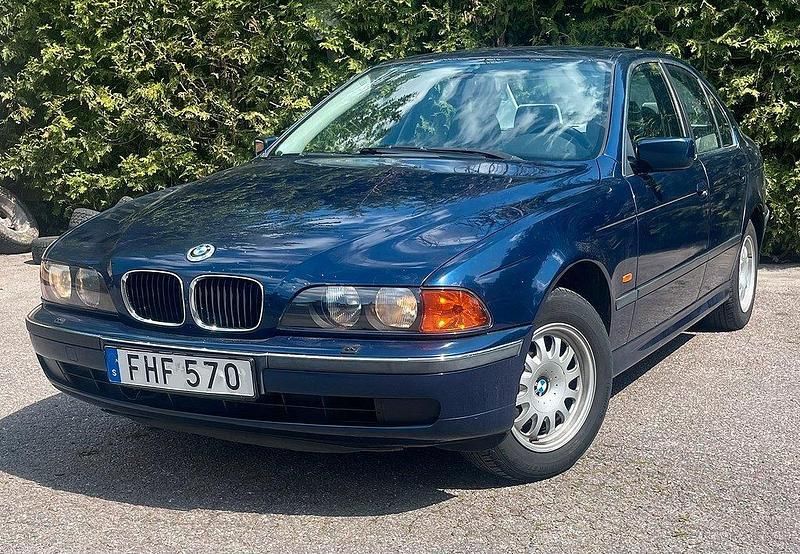 Mörkblå Begagnad 1998 BMW 520 Sedan | 39 899 kr - Bild 1/4