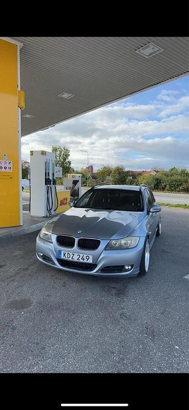 Blå Begagnad 2010 BMW 320 Comfort Edition Kombi | 79 000 kr (Lite dyr) - Bild 1/4
