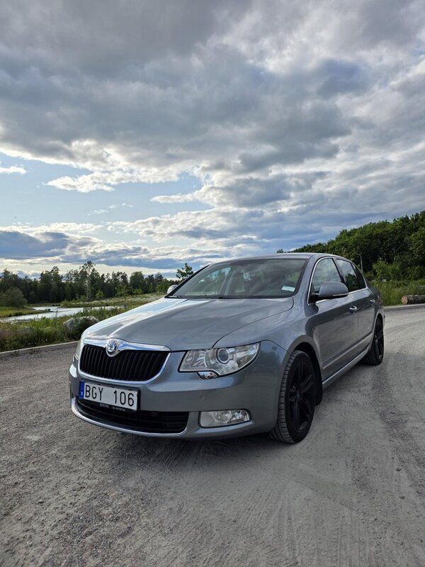 Silver Begagnad 2011 Skoda Superb Elegance Sedan | 94 500 kr (Dyr) - Bild 1/4