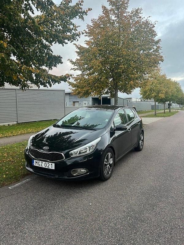 Svart Begagnad 2013 Kia Ceed Comfort Halvkombi | 59 000 kr (Marknadspris) - Bild 1/4