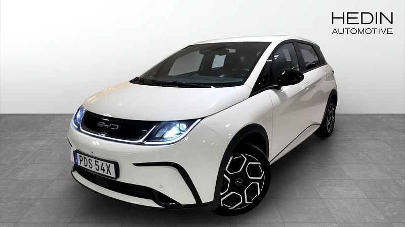 Gul (white) Begagnad 2023 BYD Dolphin Comfort Halvkombi | 259 900 kr - Bild 1/4